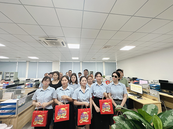 办公室发月饼照片