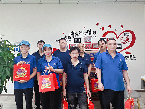 中秋发月饼照片