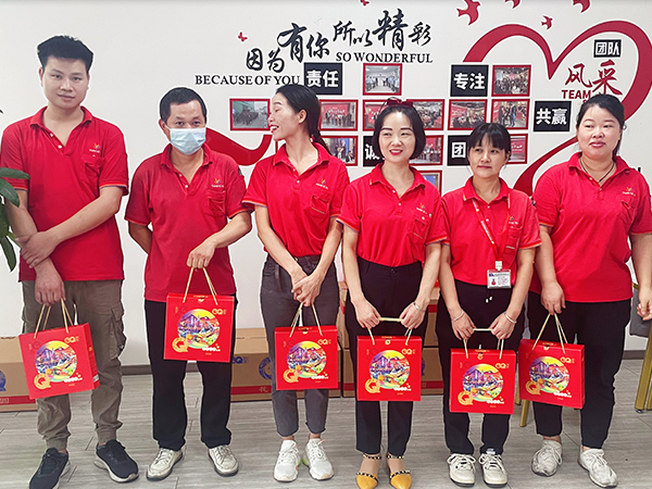 中秋发月饼照片